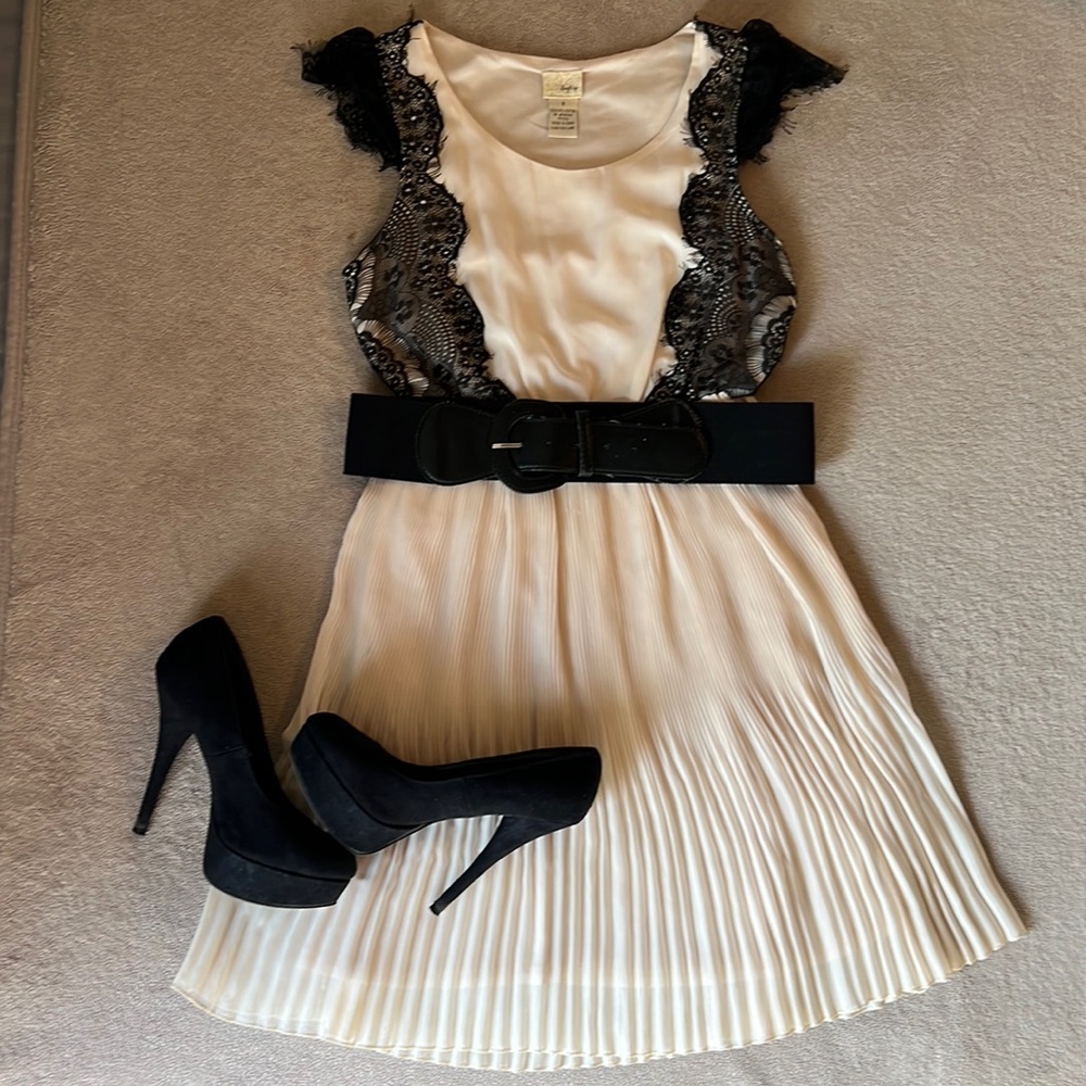Daytrip ivory with detailed black lace